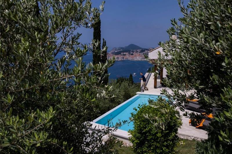 Luxury 4 Bedroom Villa with Infinity Pool, Sauna and Sea Views in Sveti Jakov, near Dubrovnik, Sleeps 8