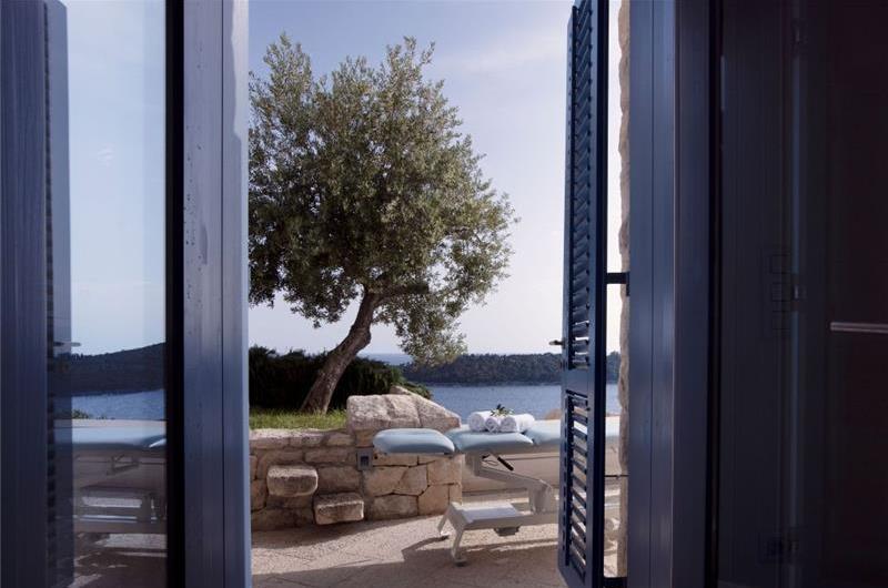 Luxury 4 Bedroom Villa with Infinity Pool, Sauna and Sea Views in Sveti Jakov, near Dubrovnik, Sleeps 8