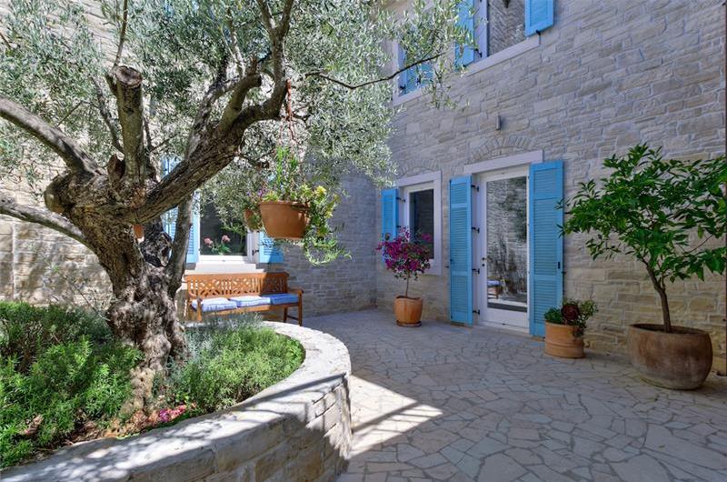 4 Bedroom Luxury Villa with Pool near Buje, Istria, Sleeps 8